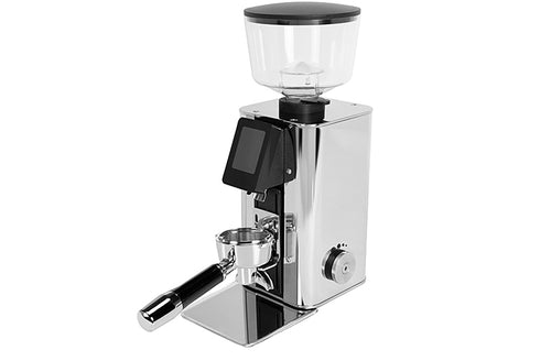 ECM Exacto Grind-by-Weight – Schrägansicht mit Siebträger